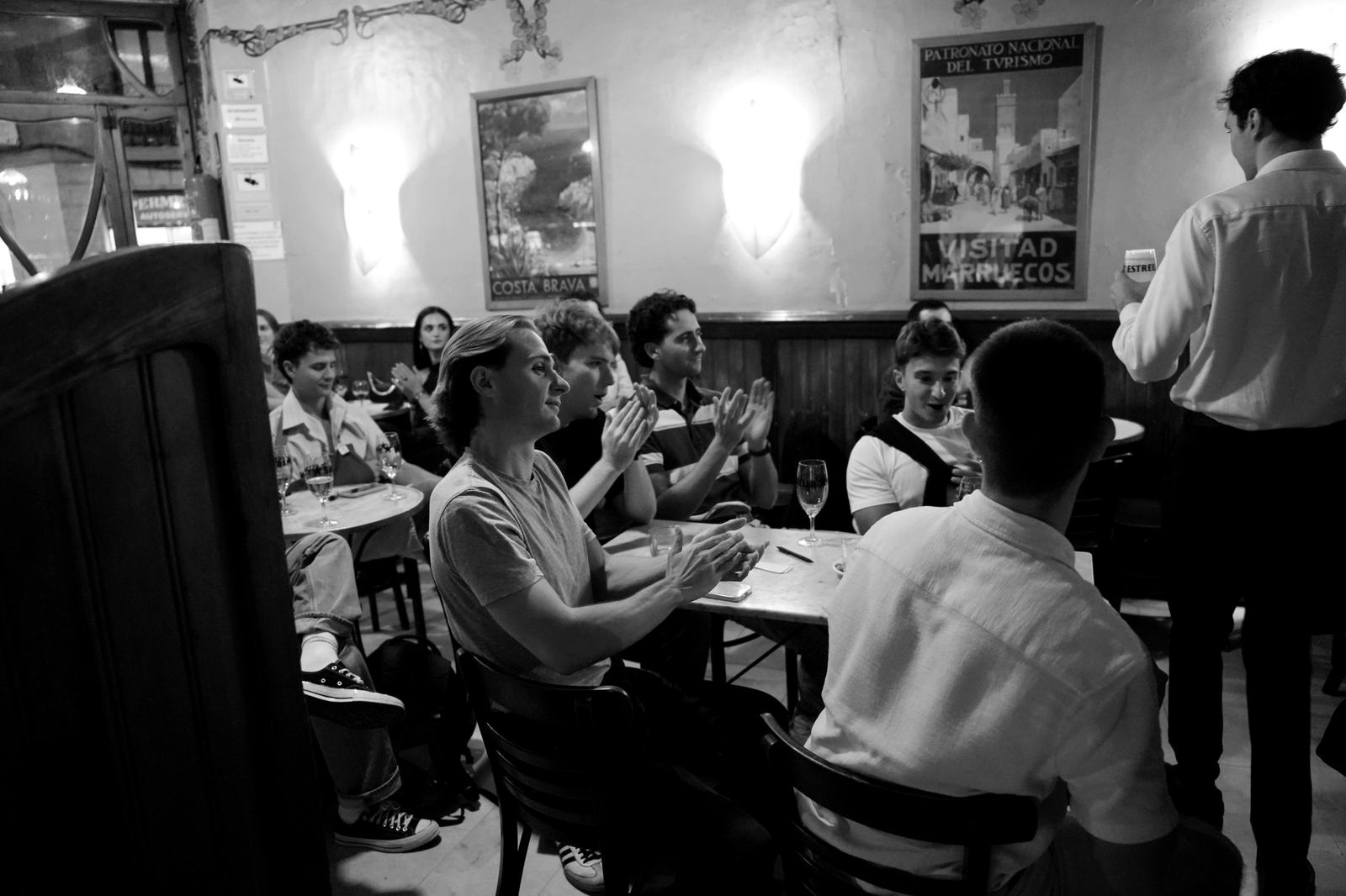 Assistents aplaudint al voltant d'una taula de marbre