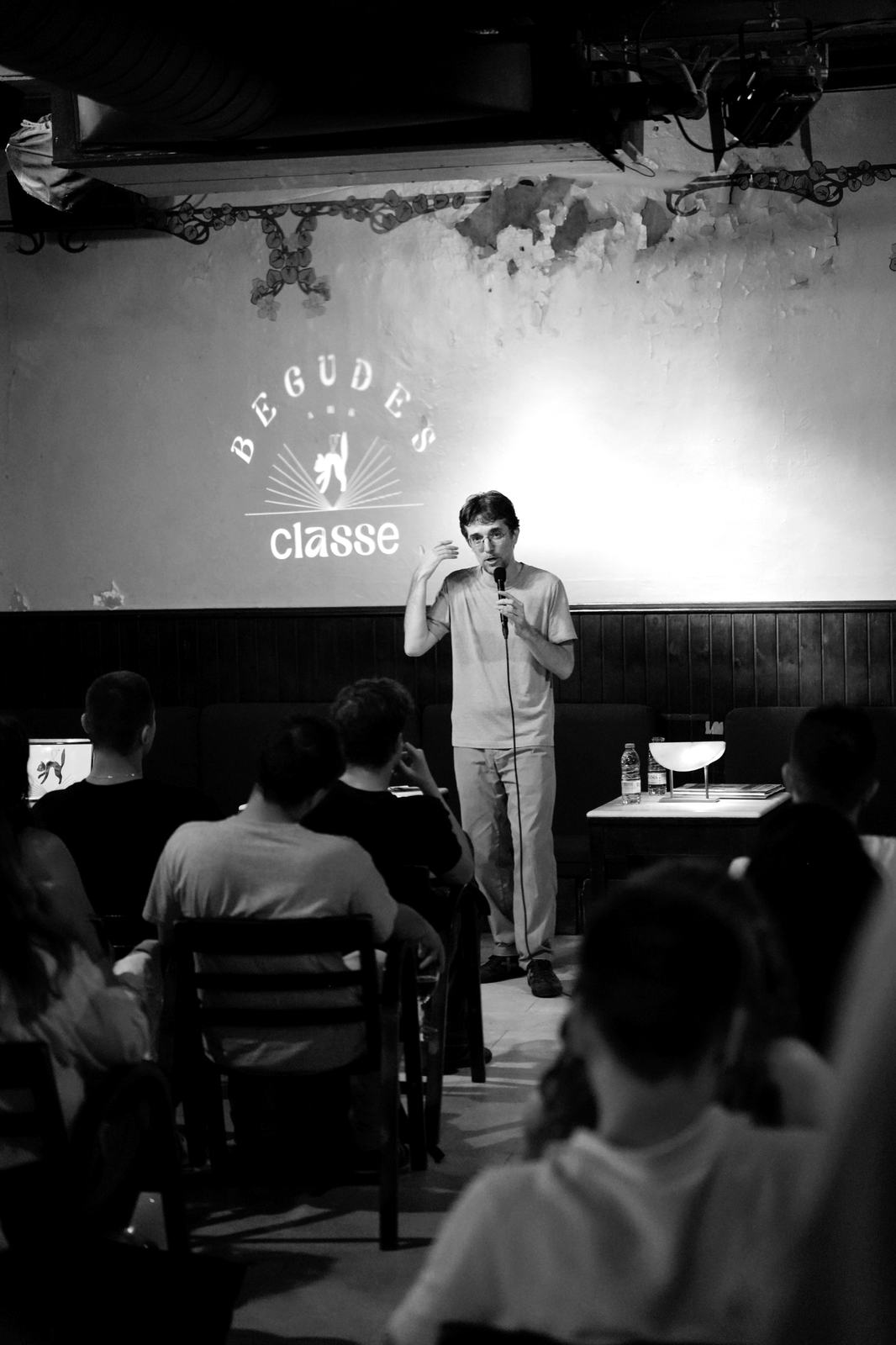 Raül Garrigasait parlant al micròfon davant del logotip projectat